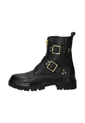 Zwarte leren enkellaarsjes met een gestructureerde afwerking, voorzien van gouden gespen en studs, een zijrits en een chunky rubberen zool.