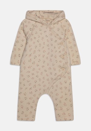Beige babyromper met lange mouwen, capuchon en bloemmotief, met drie knopen diagonaal aan de voorkant voor sluiting.