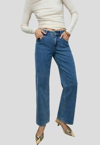 Sinised laiad seelikud, millel on keskmine vöökoht, ees-taskud ja kontrastne õmblus. Sobivad mustriliste kõrgete kontsadega kingadega.