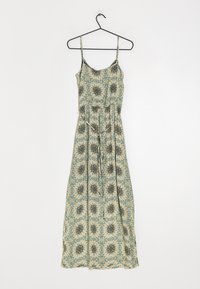 Robe longue à fines bretelles réglables, motif floral en vert et bleu, tissu léger, ceinture à la taille pour un ajustement personnalisé.