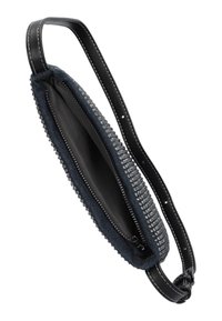 Slanke, rechthoekige tas van donkerdenim met een zwart leren schouderband. Voorzien van zilveren studs langs de rand en een strakke binnenkant met een rits.