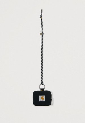 Pochette nera con zip di forma rettangolare, dotata di un patch con il logo Carhartt, attaccata a una tracolla intrecciata con un portachiavi.