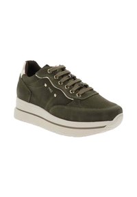 Sneaker in suede verde oliva con suola bianca spessa, chiusura con lacci, occhielli metallici, piccoli borchiette e cuciture decorative sui lati.