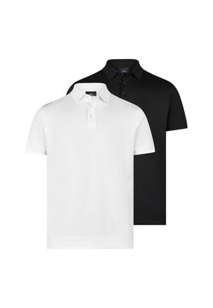 To ensfarvede polo T-shirts, en hvid foran og en sort bagved, begge med kraver og lukkes med tre knapper.