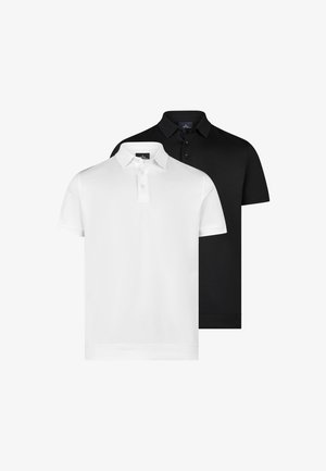 Zwei schlichte Poloshirts, eines vorne weiß und eines hinten schwarz, beide mit Kragen und Dreiknopf-Leisten.