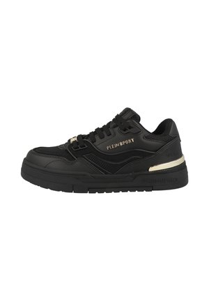 Zwarte lage sneaker met een mix van leer en mesh, "PLEIN SPORT" logo in goud aan de zijkant, dikke zool en metallic accent op de hiel.