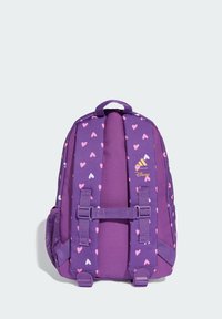 Fioletowy plecak z wzorem serc w kolorze różowym i białym, wyposażony w regulowane paski, górny uchwyt oraz żółte logo Adidas i Disney.