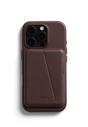 Custodia per iPhone in pelle marrone con finitura testurizzata, porta carte sul retro e bordi arrotondati. Presenta ritagli per fotocamera e pulsanti.