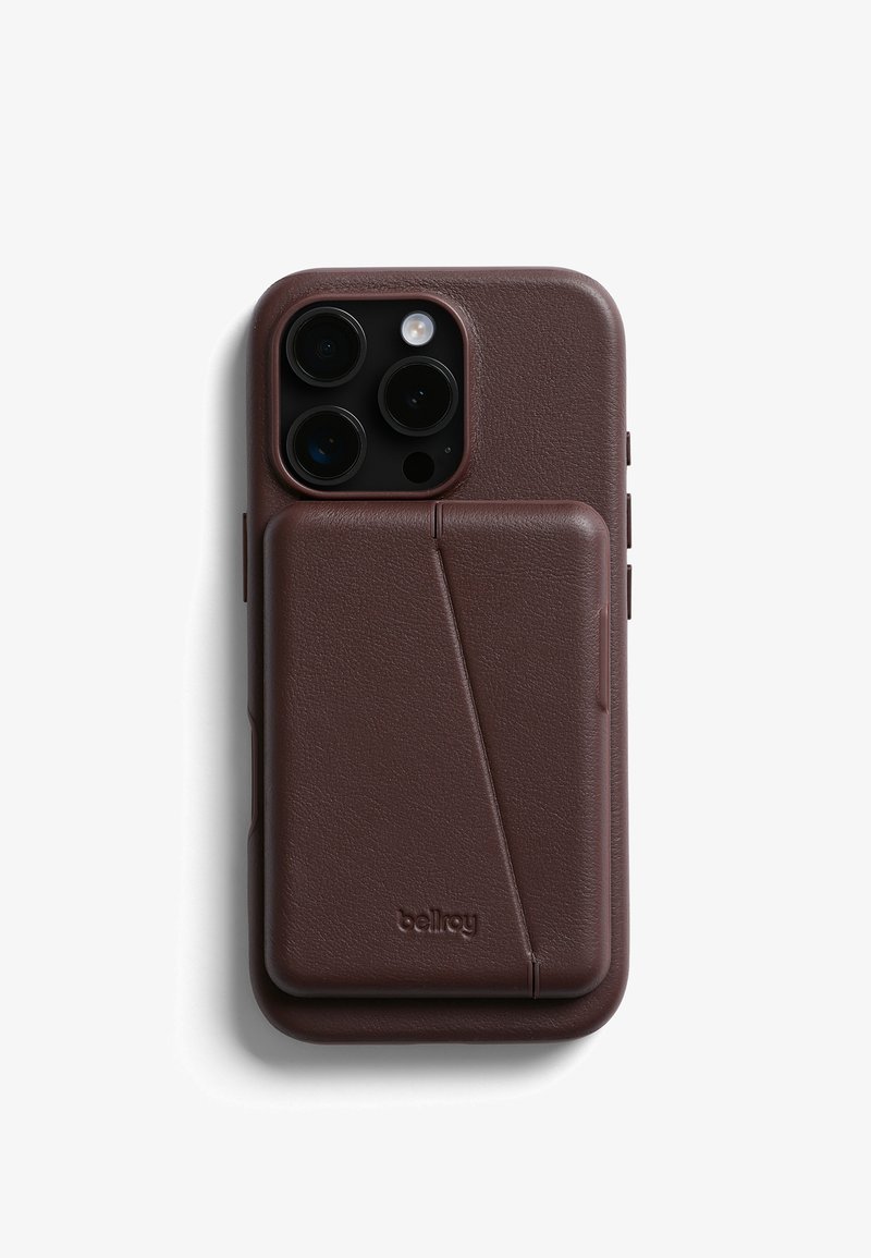 Étui iPhone en cuir marron avec finition texturée, porte-cartes à l'arrière et bords arrondis. Dispose d'ouvertures pour l'appareil photo et les boutons.