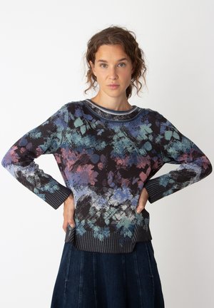Multicolored bloemenpatroon trui van zachte stof. Heeft ribgebreide boorden en zoom, ronde halslijn en een ontspannen pasvorm. Donkere achtergrond.
