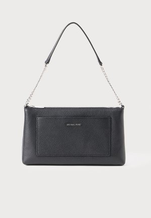 Juodas grublėtos tekstūros odinis rankinės laikiklis su sidabriniu grandinėle ir priekinė kišenė su iškilusiu "Michael Kors" logotipu.