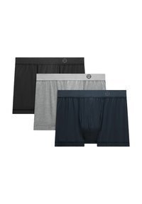 Tre paia di boxer: uno nero, uno grigio e uno blu scuro. Realizzati in tessuto morbido con una cintura comoda e cuciture minime.
