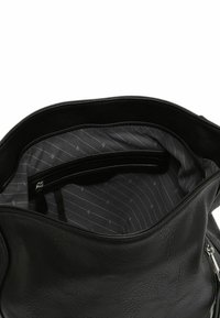 Schwarze Lederhandtasche mit glatter Innenausstattung, ausgestattet mit einer Reißverschlusstasche und einem gestreiften grauen Futter. Die obere Öffnung zeigt das Design.