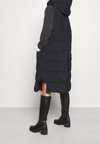 YAS Vesta - black