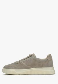 Suède sneakers in lichtgrijs met een gestructureerd oppervlak, voorzien van ronde veters, geperforeerde details en een ribbelige witte rubberen zool.