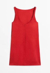 Vestito rosso senza maniche con scollo a V profondo e cerniera centrale. Realizzato in tessuto liscio con spacchi laterali per facilitare i movimenti.