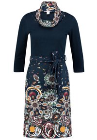 Mörkblå klänning med lång ärm, blommiga och paisleymönster, cowl-hals och ett matchande tygbälte knutet i midjan.