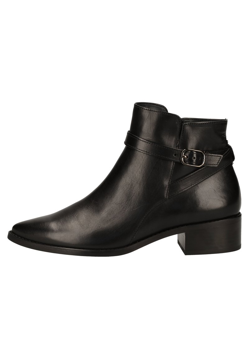 Bota de tobillo de cuero negro con punta afilada, detalle de hebilla lateral y tacón bajo en bloque. Acabado suave y diseño estructurado.