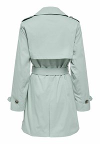 Trench-coat bleu clair ceinturé avec épaulettes, empiècement arrière et poignets boutonnés, vu de dos sur fond blanc.