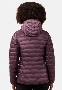 Giacca a vento viola, con un design trapuntato e cappuccio. Tessuto leggero con una texture liscia, caratterizzata da un logo sulla parte bassa della schiena.