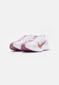 Nike Performance PEGASUS PLUS - Silniční běžecké boty - white/metallic red bronze/platinum violet/plum dust/hot fuchsia