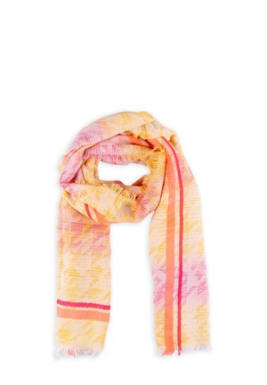 Lekki szal z różowymi, żółtymi i pomarańczowymi abstrakcyjnymi wzorami i paskami, delikatnie teksturowany z frędzlami na brzegach, luźno złożony.
