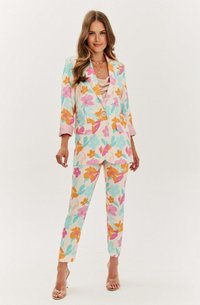 Sada sako a kalhoty s květinovým vzorem v pastelových barvách, s růžovými, oranžovými a modrými květy na krémovém pozadí, s přiléhavým střihem.