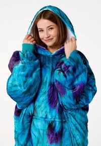 Mikina s kapucňou v žiarivej tyrkysovej farbe s fialovými detailmi, vyrobená z mäkkej, textúrovanej látky s rebrovanými manžetami pre teplo a pohodlie.