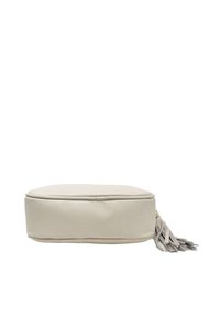 Bolso de cuero crema con forma rectangular redondeada, superficie texturizada y acentos de borlas en los laterales. Cierre de cremallera en la parte superior.