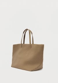 Πλεκτή τσάντα ώμου σε ταμπά χρώμα με δύο χερούλια, ορθογώνιο σχήμα, υφή επιφάνειας με μοτίβο και ανοιχτό πάνω μέρος.