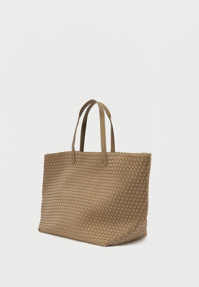 Πλεκτή τσάντα ώμου σε ταμπά χρώμα με δύο χερούλια, ορθογώνιο σχήμα, υφή επιφάνειας με μοτίβο και ανοιχτό πάνω μέρος.