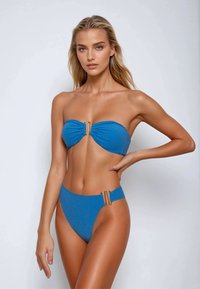 Blauw bikini set met bandeau top met knoopdetail en hardware in goudkleur, en hoge taille bottom met bijpassende accenten. Soepele textuur.