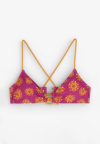 Top bikini a triangolo di un vivace colore viola con un motivo solare in giallo e arancione. Presenta spalline arancioni intrecciate e un dettaglio centrale arricciato.