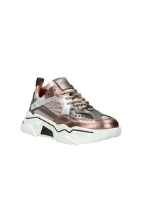 Chunky sneaker met metallic rosegoud, zilveren en grijze panelen; witte rubberen zool; textuurmaterialen; vetersluiting aan de voorkant; opvallende branding op de tong.