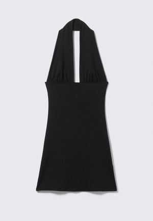 Sort ermeløs halterkjole med dyp V-utringning og innsvinget midje, vist flatlagt mot lys bakgrunn.