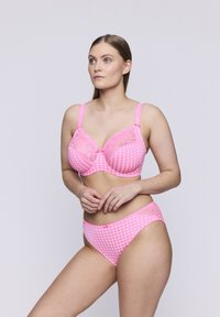 Różowy zestaw bielizny w kratkę zawierający stanik z koronkowymi akcentami oraz pasujące majtki z wysokim stanem. Miękki materiał z detalami w kratę.