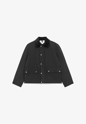 Zwarte waterdichte jas met een corduroy kraag, drukknoopsluiting, twee voorzakken en lange mouwen. Gladde textuur, modern ontwerp.