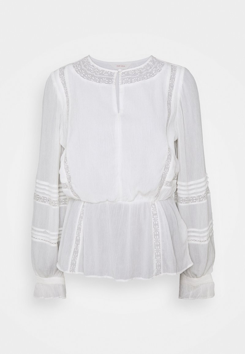 Blouse blanche avec des manches longues bouffantes et une taille froncée. Présente une broderie décorative grise le long de l'encolure et des manches. Tissu léger.