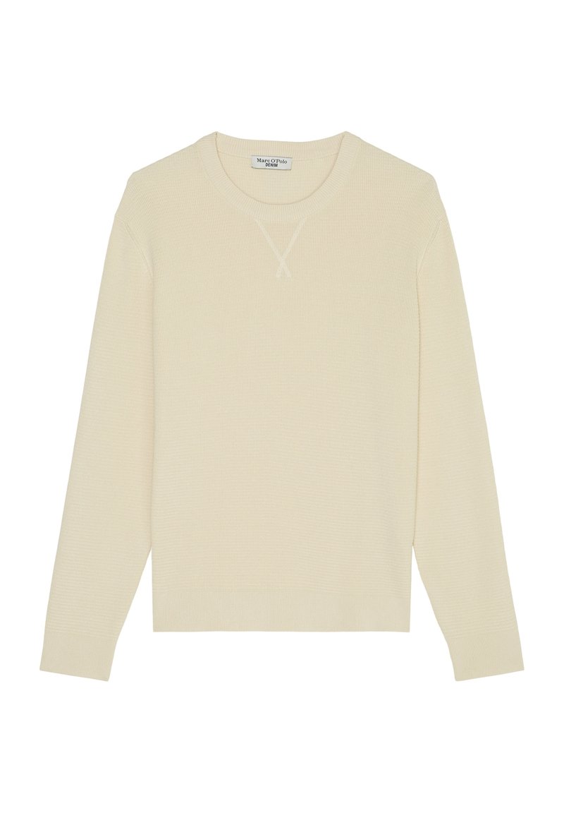 Pull en maille à manches longues de couleur crème avec texture côtelée et col rond, présentant un petit détail en V cousu sous le col.