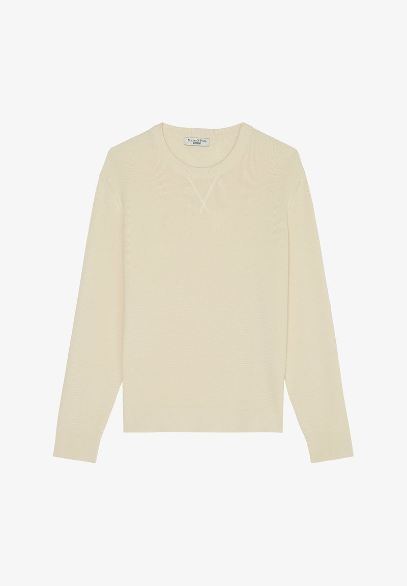 Pull en maille à manches longues de couleur crème avec texture côtelée et col rond, présentant un petit détail en V cousu sous le col.