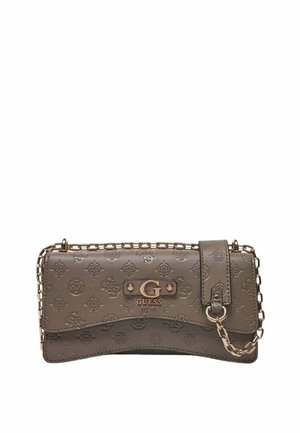 Pochette Guess marron avec motif embossé, bandoulière chaîne dorée et logo doré "G Guess Est 1981" sur le rabat avant.