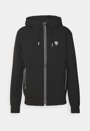 Zwarte hoodie met een rits aan de voorkant, verstelbare capuchon en witte strepen langs de rits. Bevat een logo op de borst en ribboordmanchetten.