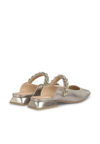Metaliczne złote buty slingback na niskim kwadratowym obcasie, z teksturowaną cholewką i dekoracyjnym koralikowaniem wzdłuż paska.