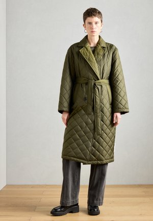 TRENCHCOAT WITH BELT DOUBLE BREASTED - Klassisk frakke - mossy olive