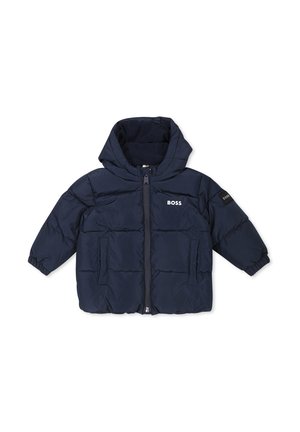 Giacca puffer navy con cappuccio, design trapuntato, zip frontale, due grandi tasche e logo sul petto e sul manico. Texture morbida.