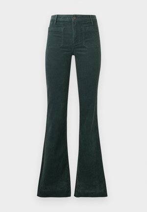 Pantalons en velours côtelé évasés de couleur vert profond, avec une taille haute, quatre poches et une texture douce. Conçus avec une ceinture lisse et une coupe classique.