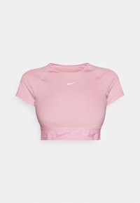 Rosa kort sporttopp i slät tyg, med korta ärmar, rund halsringning och kontrasterande ribbad nederkant med logodetaljer.