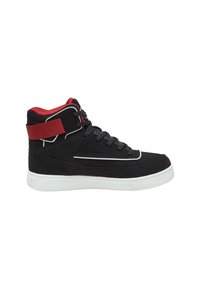 Zwarte hoge sneakers met rode accenten, gewatteerde kraag, vetersluiting, synthetisch bovenwerk en witte rubberen zool. Kenmerkt een gestikte afwerking.