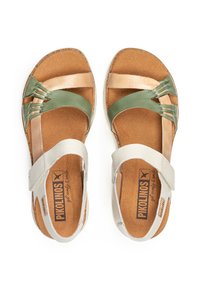 Dos sandalias con correas de cuero en color beige, verde y blanco, con una plantilla suave, que presentan un detalle trenzado y cierre de gancho y bucle.