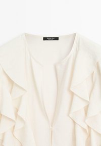 Witte cardigan met ruches langs de voorste schouders, knoopsluiting en een Massimo Dutti-label in de kraag.